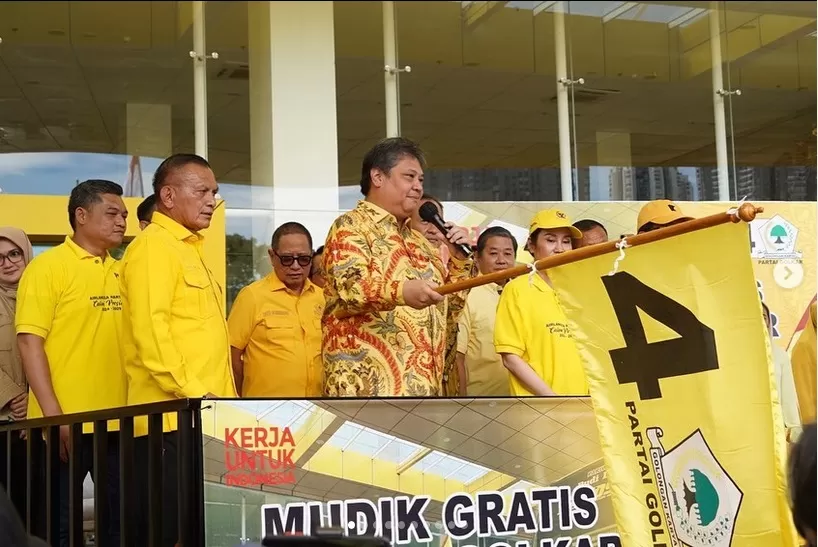 Ketua Umum DPP Partai Golkar Airlangga Hartarto melepas peserta program Mudik Gratis Golkar, di Kantor DPP Partai Golkar, Slipi Jakarta, Rabu (12/4/2023). Foto: Golkar