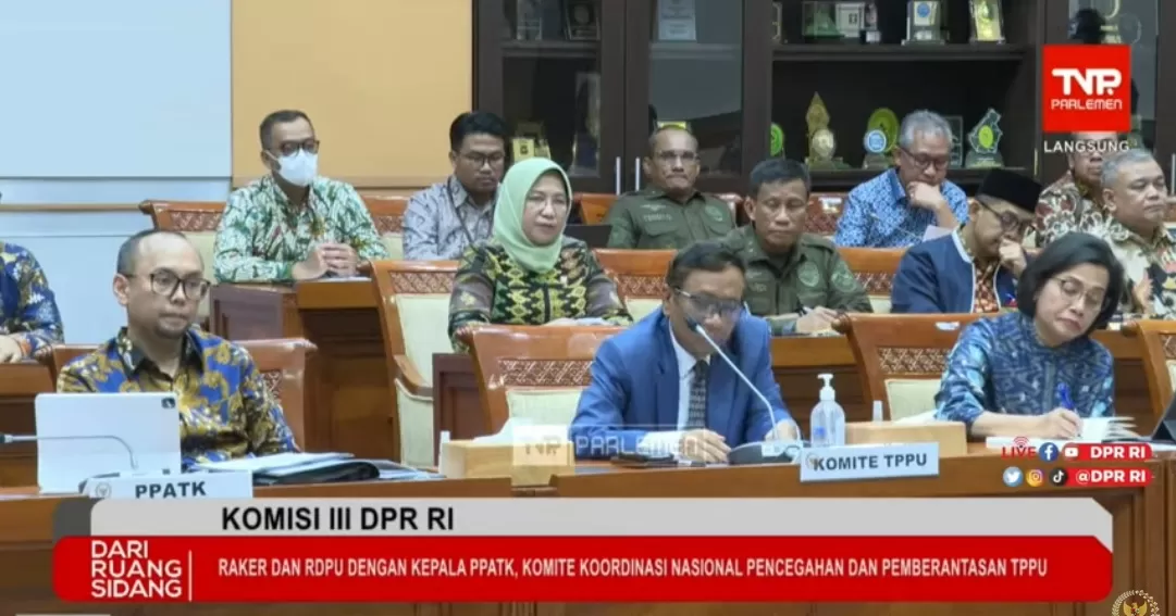 Menko Polhukam Mahfud MD dan Menkeu Sri Mulyani dalam Raker dengan Komisi III DPR RI, di Gedung DPR RI, Jakarta, Selasa (11/4/2023). Foto: Tangkap layar video live streaming DPR RI