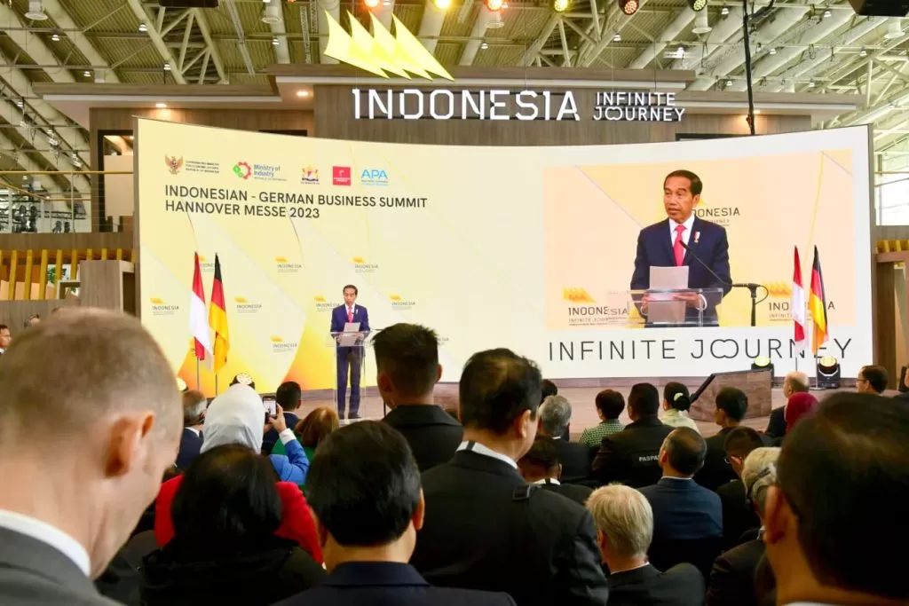 Presiden Jokowi menyampaikan pidato pada pertemuan dengan pebisnis Jerman, di Hall 2 Hannover Fairground, Hannover, Senin (17/04/2023). foto: ist