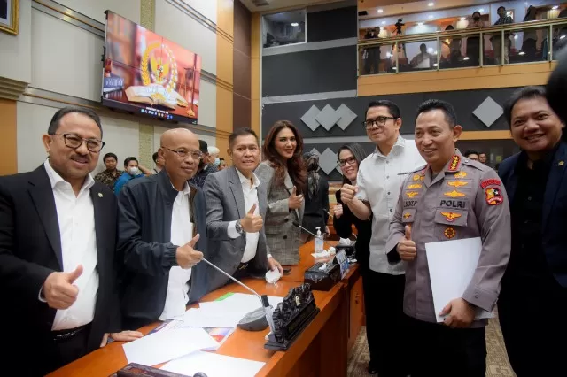 Pimpinan Komisi III DPR RI serta anggota Komisi III DPR RI saat foto bersama dengan Kapolri Jenderal Pol Listyo Sigit Prabowo usai Rapat Kerja. foto: ist