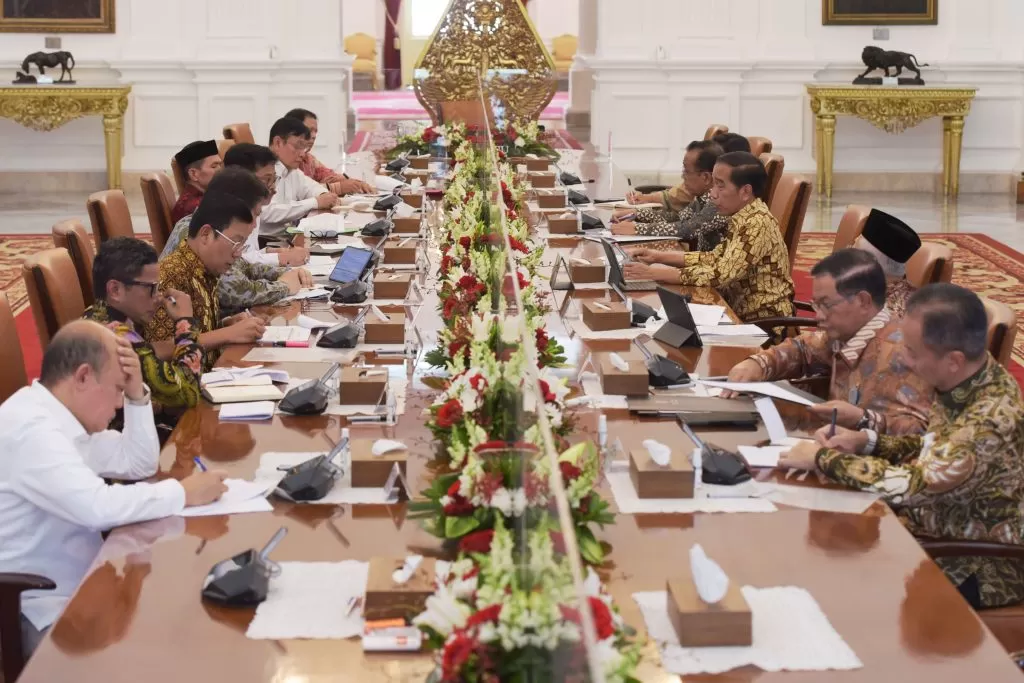 Presiden Jokowi memimpin Ratas mengenai Kebijakan Pupuk Organik, di Istana Merdeka, Jakarta, Kamis (27/4/2023). foto: ist