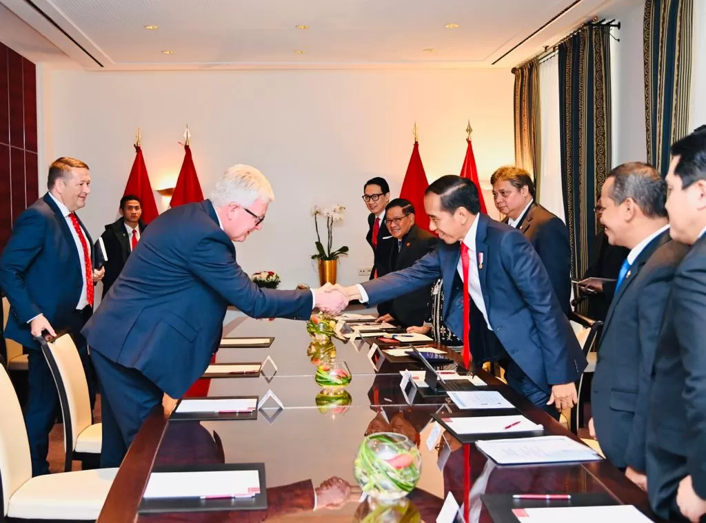 Presiden Jokowi bertemu dengan tiga pemimpin perusahaan Eropa di Hotel Kastens Luisenhoff, Hannover, Jerman, Minggu (16/04/2023). foto: ist
