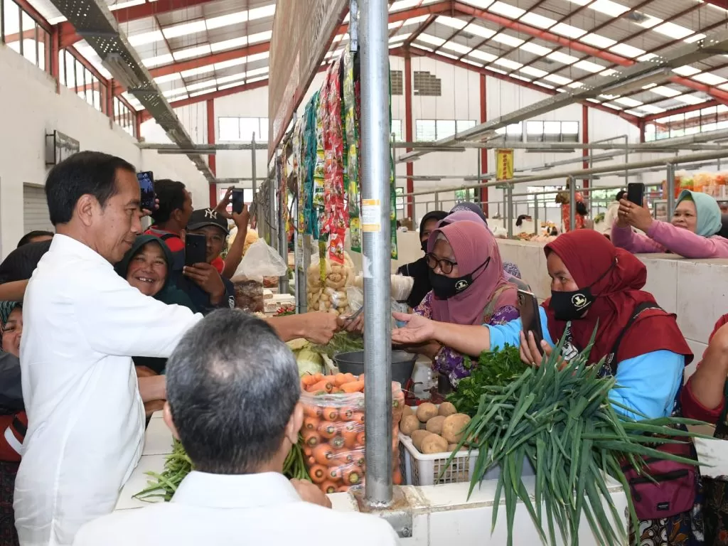 Ilustrasi. Presiden Jokowi meninjau harga pangan di Pasar Cepogo, Boyolali, Jateng. Puan meminta pemerintah  melakukan persiapan strategi untuk mengantisipasi kenaikan harga pangan global sesuai laporan dari FAO. foto: dok