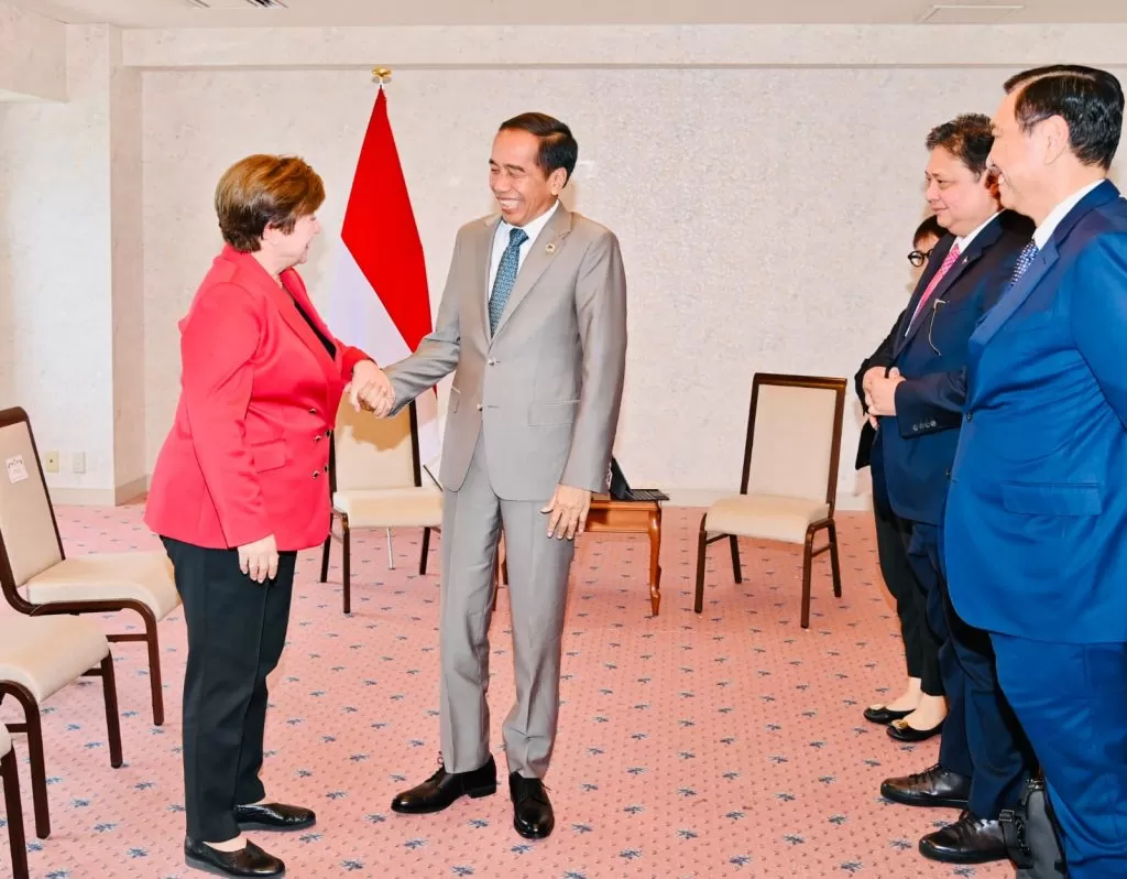 Presiden Jokowi menggelar pertemuan dengan Direktur Pelaksana IMF Kristalina Georgieva di Hotel Rihga Royal, Hiroshima, Jepang, Sabtu (20/5/2023). foto: ist