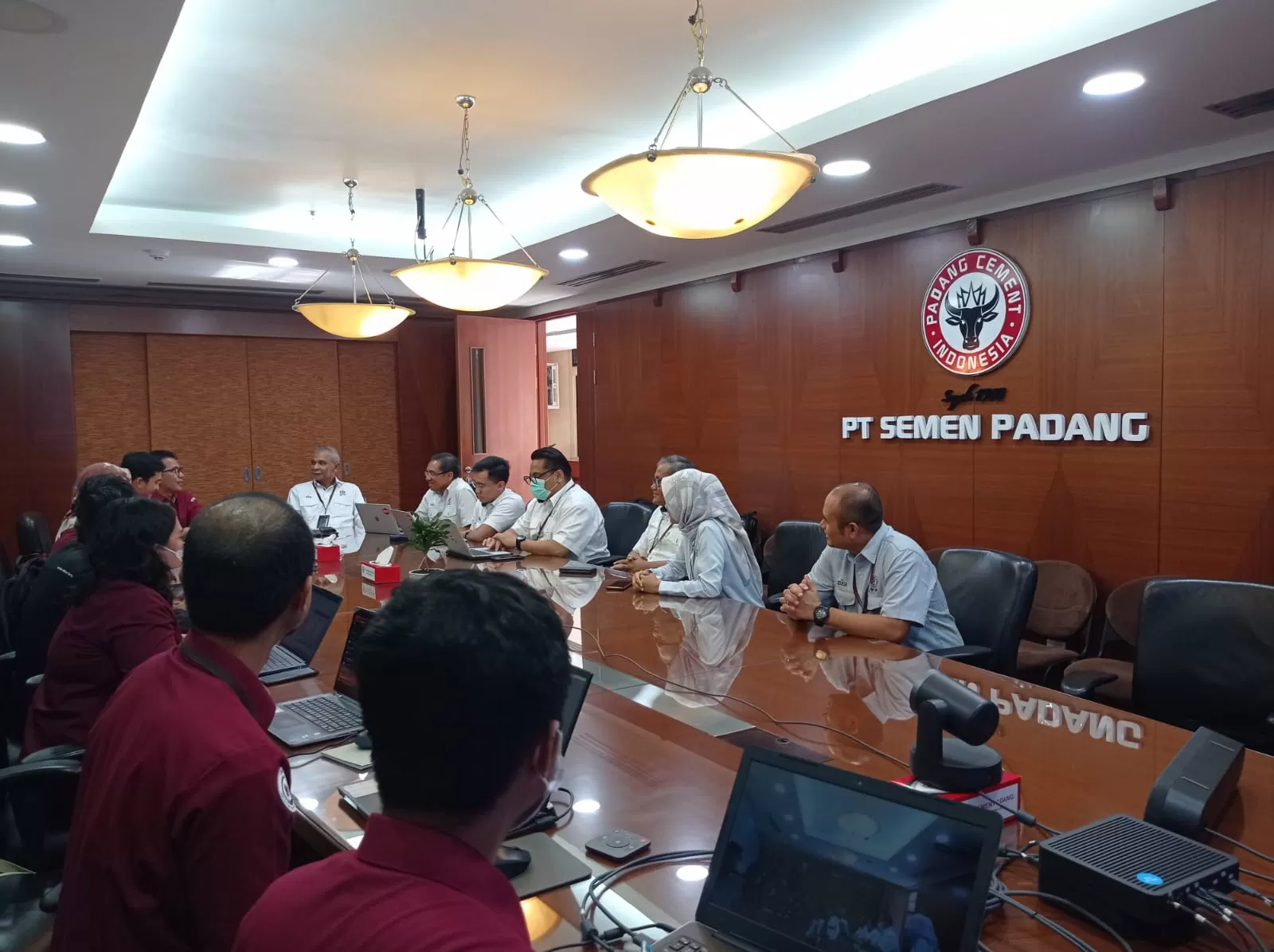 KKP dan PT Semen Padang kolaborasikan Bulan Cinta Laut dengan membersihkan sampah plastik. foto: ist