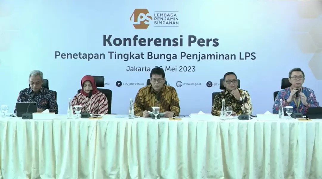 Ketua Dewan Komisioner LPS Purbaya Yudhi Sadewa (tengah) memberikan keterangan pers soal Penetapan Tingkat Bunga Penjamin LPS, di Jakarta, Jumat (26/5/2023). Foto: Tangkap layar video siaran langsung temu pers  di youtube LPS