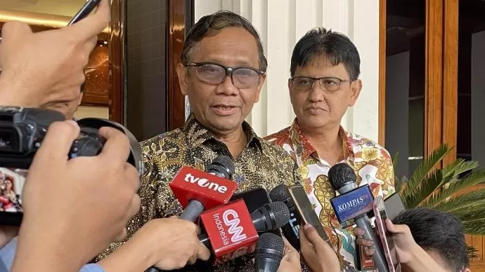 Menko Polhukam Mahfud MD memberia penjelasan tentang Panji Gumilang yang memiliki enam nama dan 289 rekening. foto: tangkapan layar