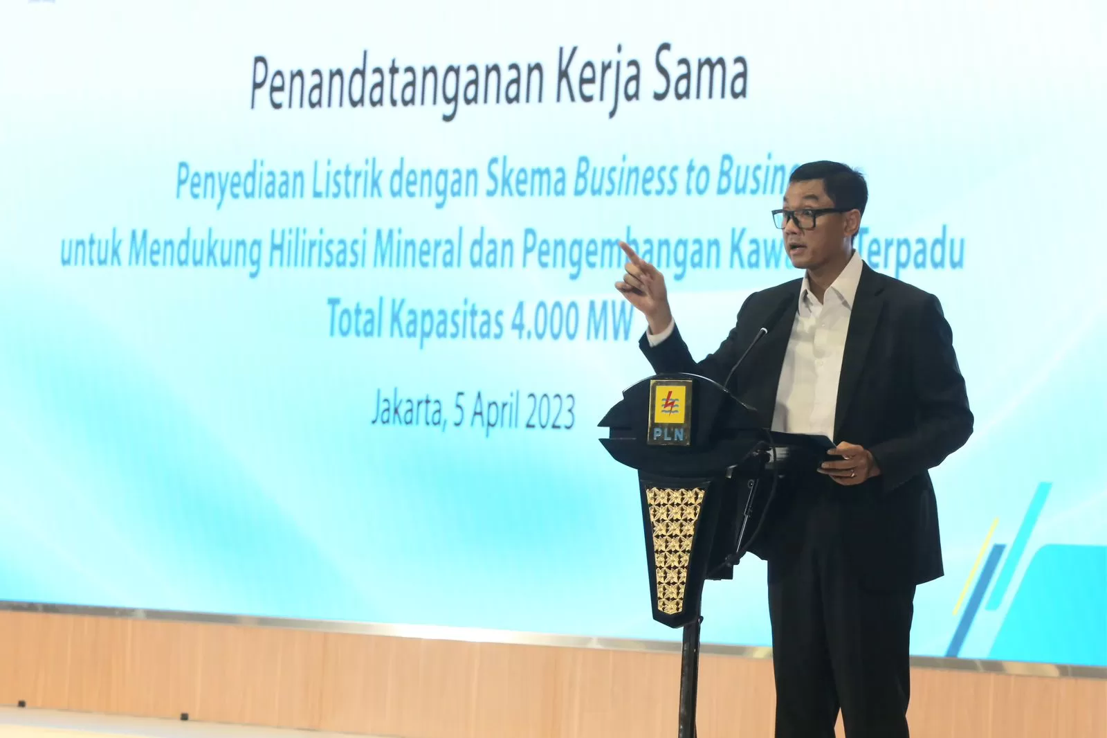 PLN menggandeng lima Industri strategis di antaranya kawasan industri terpadu, industri smelter, hingga industri data center dengan mempercepat akses kelistrikan yang ditandai dengan nota kesepahaman PLN dan lima mitra di Kantor Pusat PLN