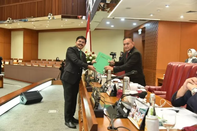 Juru bicara Fraksi PPP Muhammad Aras saat menyerahkan pandangan fraksinya kepada Wakil Ketua DPR RI Lodewijk. foto: ist