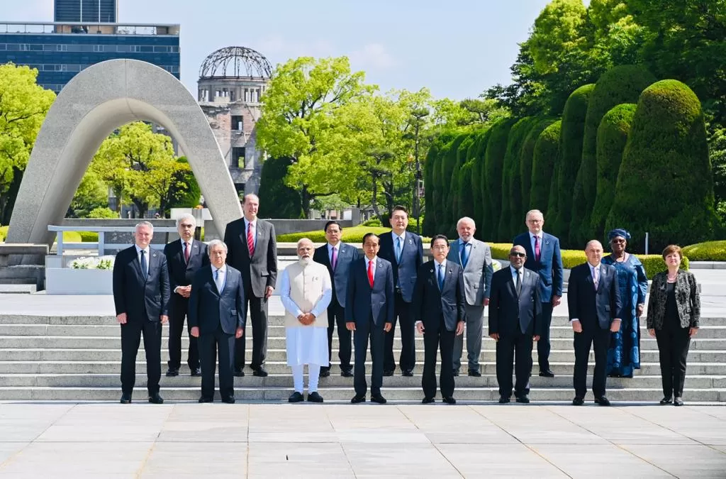 Presiden Jokowi bersama para pemimpin G7 dan mitra berkunjung ke Hiroshima Peace Memorial Park, di Jepang, Minggu (21/5/2023). foto: ist