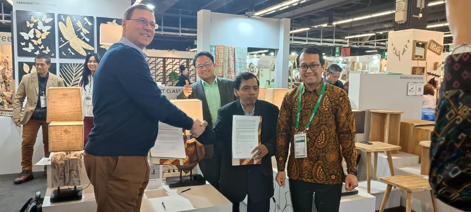 Foto terkait. Produk kayu olahan Indonesia mampu membukukan potensi transaksi senilai USD3,1 juta atau Rp46 miliar pada  Pameran Interzum 2023, di Kolnmesse, Cologne, Jerman pada 9-12 Mei 2023. foto: ist