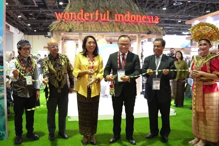 Deputi Bidang Pemasaran, Ni Made Ayu Marthini dalam pembukaan Pavilion Indonesia pada “Arabian Travel Market (ATM) Dubai 2023” yang berlangsung di Dubai World Trade Centre (1/5/2023). foto: ist