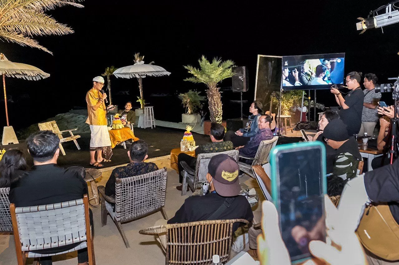 Menparekraf Sandiaga Uno bertemu komunitas untuk membahas isu terkait pariwisata yang berkualitas dan berkelanjutan lingkungan dalam kegiatan Netas: Temu Komunitas di Café Stuja Sanur, Selasa (16/5/2023). foto: ist