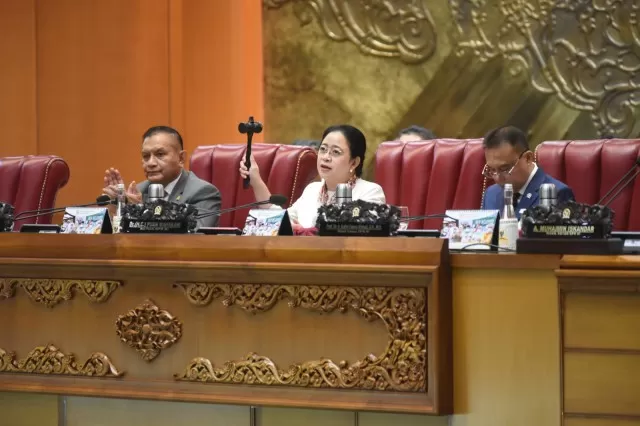 Ketua DPR RI Dr. (H.C.) Puan Maharani saat memimpin rapat paripurna di Gedung Nusantara II, Senayan, Jakarta, Jumat (19/5/2023). foto: ist