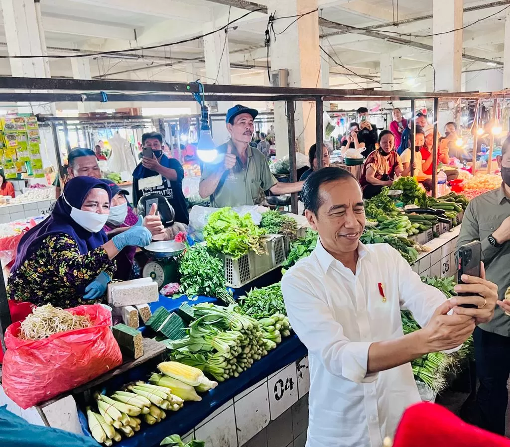 Presiden Jokowi meninjau aktivitas perdagangan yang berlangsung di Pasar Rakyat Talang Banjar, Kota Jambi, Provinsi Jambi, Selasa (16/5/2023). foto: ist
