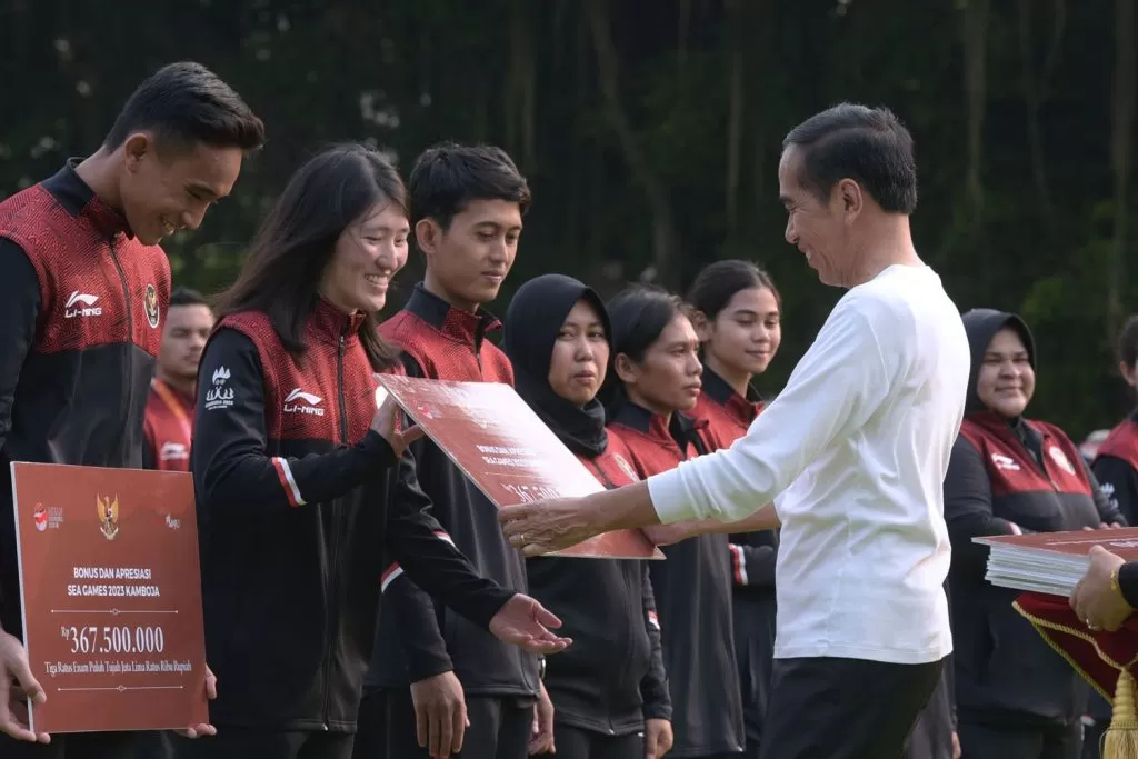 Presiden Jokowi memberikan bonus pada atlet, pelatih, dan asisten pelatih peraih medali di SEA Games Kamboja, Senin (5/6/2023), di halaman depan Istana Merdeka, Jakarta. foto: ist