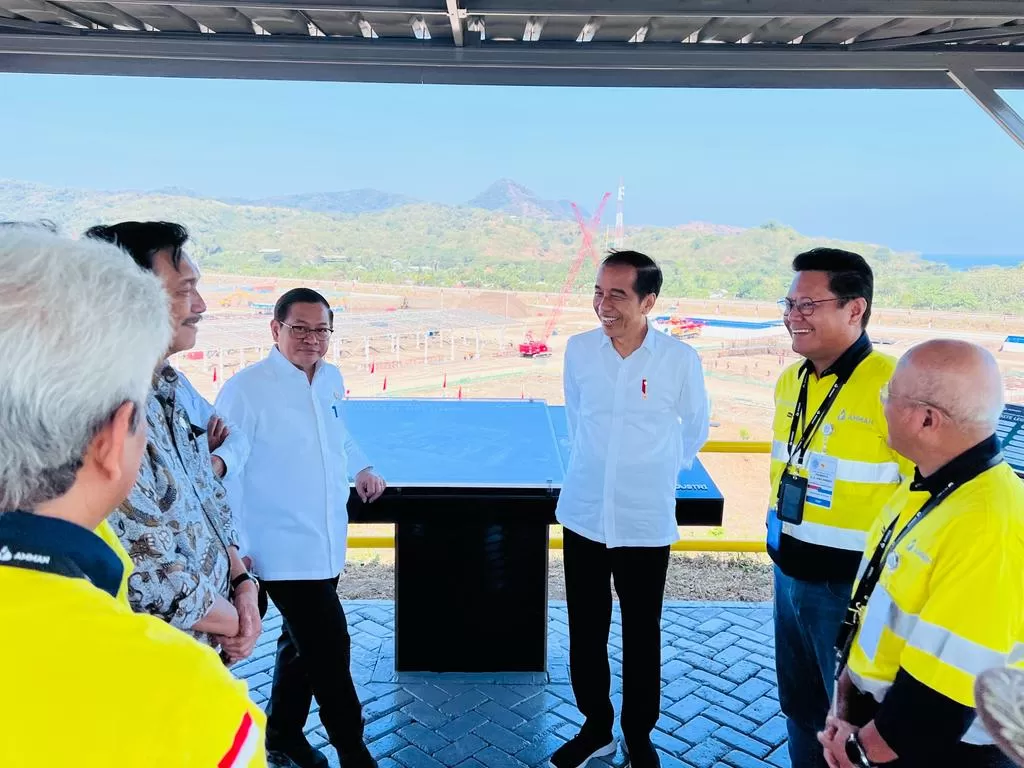 Presiden Jokowi didampingi Sekretaris Kabinet Pramono Anung meninjau pembangunan smelter PT AMNT yang berada di Kabupaten Sumbawa Barat, NTB, Selasa (20/6/2023). foto: ist