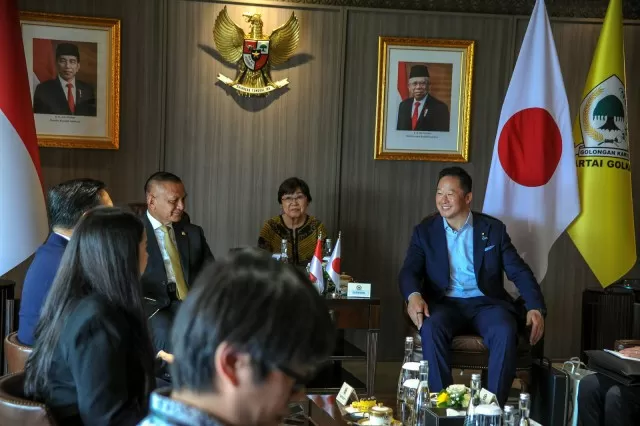Wakil Ketua DPR RI Lodewijk F Paulus menerima kunjungan Anggota Parlemen Jepang yang dipimpin oleh Wada Yoshiaki, di Gedung Nusantara III, Jakarta, Selasa (27/6/2023). Foto:  DPR RI/Mario/nr