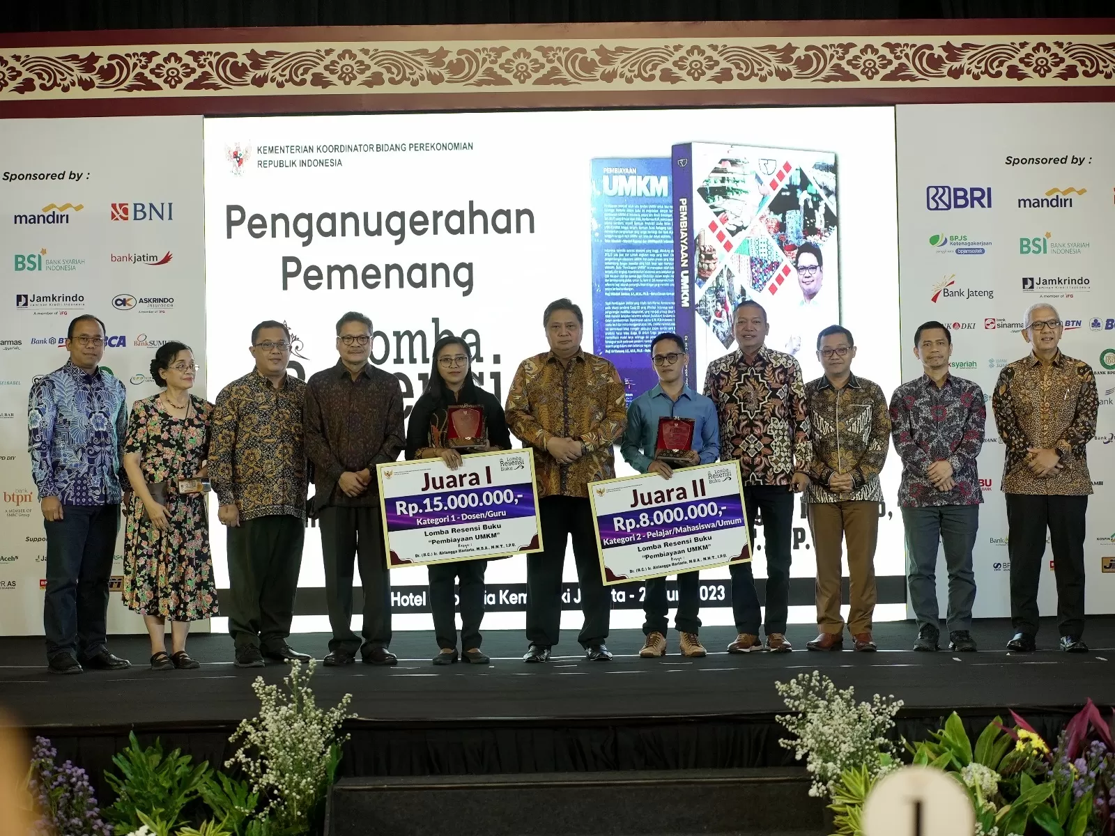 Menteri Koordinator Bidang Perekonomian Airlangga Hartarto berfoto bersama Pemenang Lomba Resensi Buku “Pembiayaan UMKM” di Jakarta, Selasa (27/6/2023). Foto: Kemenko Perekonomian