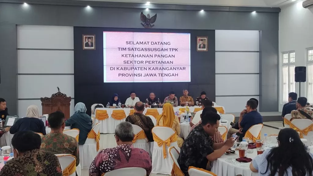 Satgassus Pencegahan Korupsi Polri memantau distribusi pupuk subsidi dan bantuan alat dan mesin pertanian di Kabupaten Karanganyar, Jawa Tengah, Jumat (9/6/2023). Foto: Polri