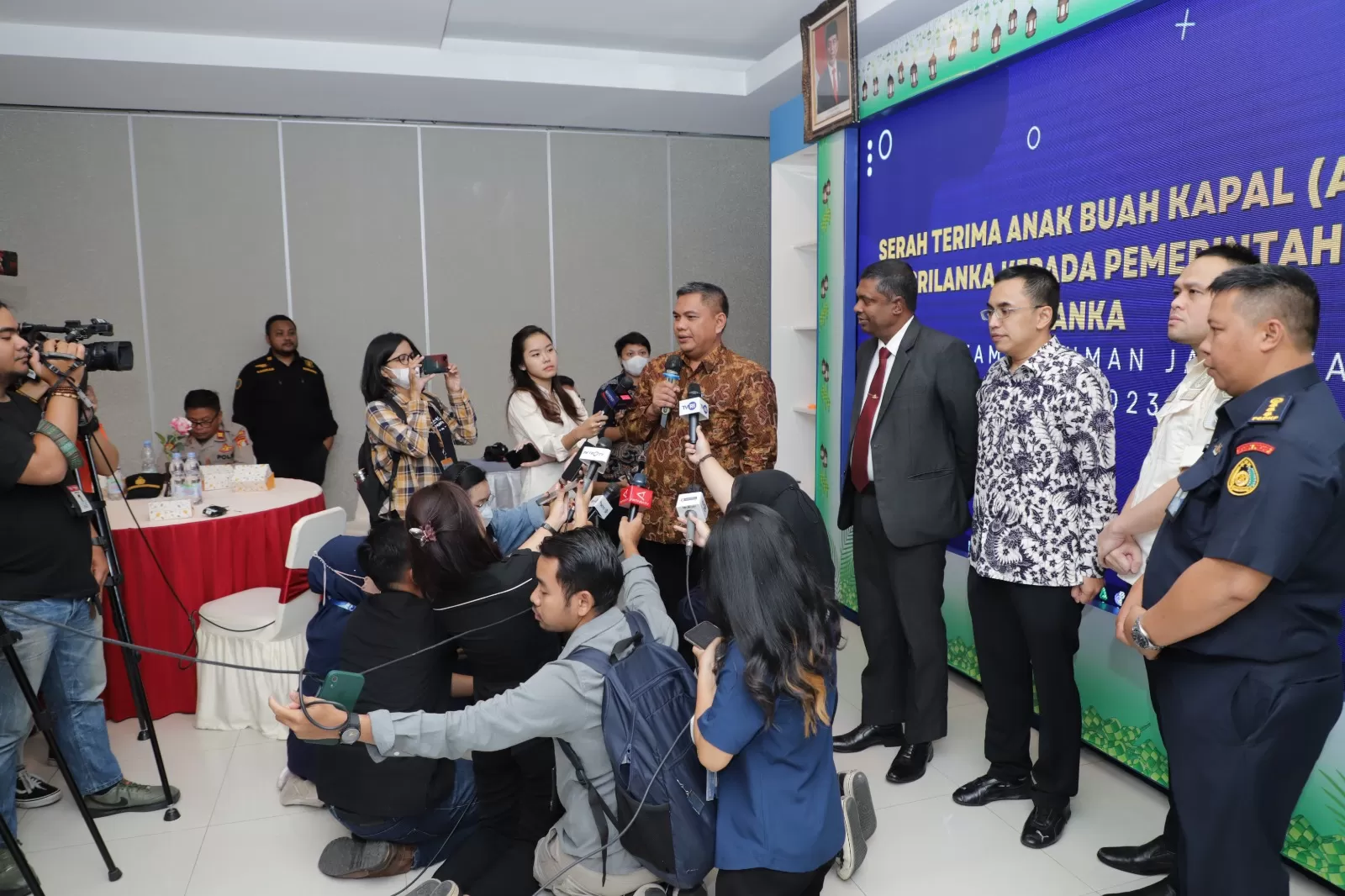Serah terima ABK dari pemerintah Indonesia ke Kedubes Srilanka, Jumat (30/6/2023). foto: ist