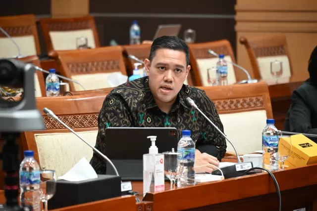 Anggota Komisi I DPR RI Dave Akbarshah Fikarno saat mengikuti Rapat Kerja Komisi I dengan Menteri Luar Negeri Retno LP Marsudi di Gedung Nusantara II, DPR RI, Senayan, Jakarta, Selasa (6/6/2023). Foto: DPR RI/Farhan/nr