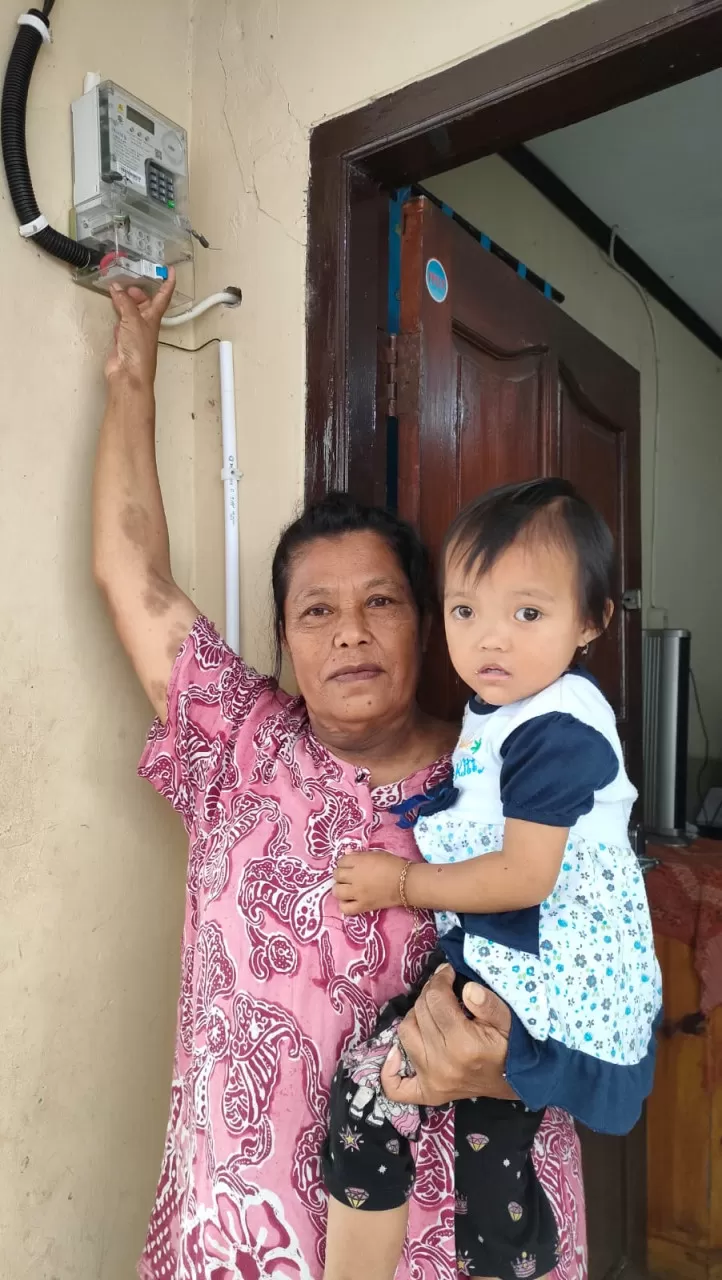 Tini, warga Desa Cikahuripan salah seorang penerima bantuan  Program BPBL dari Kementerian ESDM. foto: ist