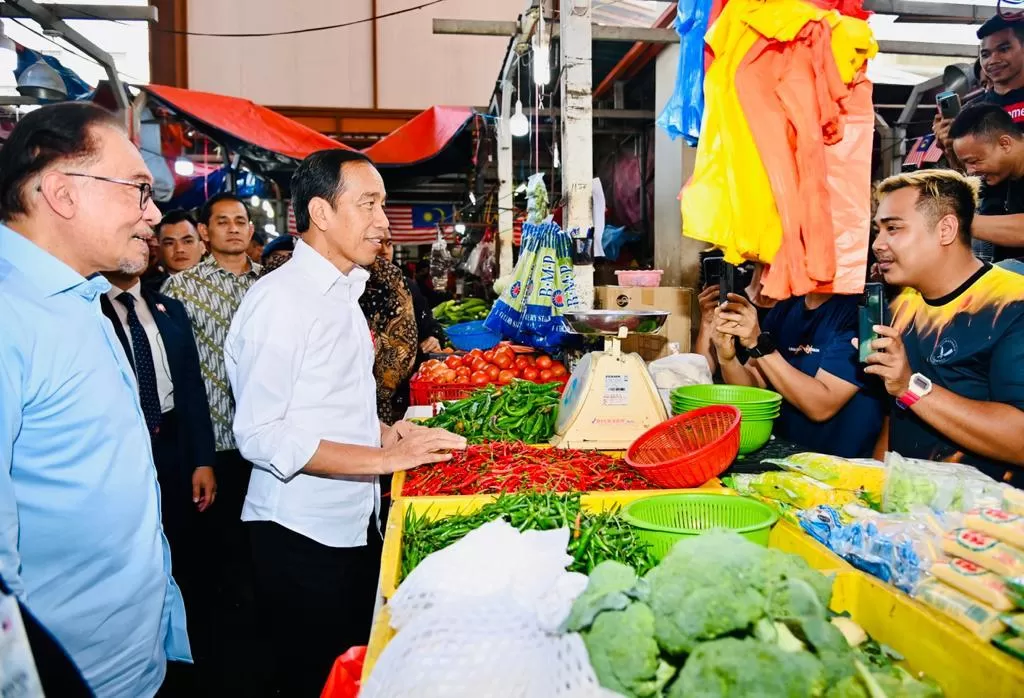 Presiden Jokowi bersama PM Malaysia Anwar Ibrahim saat menyapa pedagang dan penjual di Pasar Chow Kit, Kuala Lumpur, Malaysia, Kamis (8/6/2023) siang. foto: ist