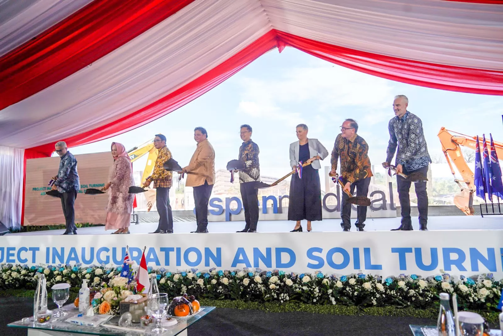 Menko Perekonomian Airlangga Hartarto (ke-4 dari kiri) dalam acara Project Inauguration and Soil Turning Ceremony Aspen Medical – Sanusa Medika Hospital di Shila at Sawangan, Depok, Jawa Barat, Selasa (20/6/2023). Foto: Kemenko Perekonomian