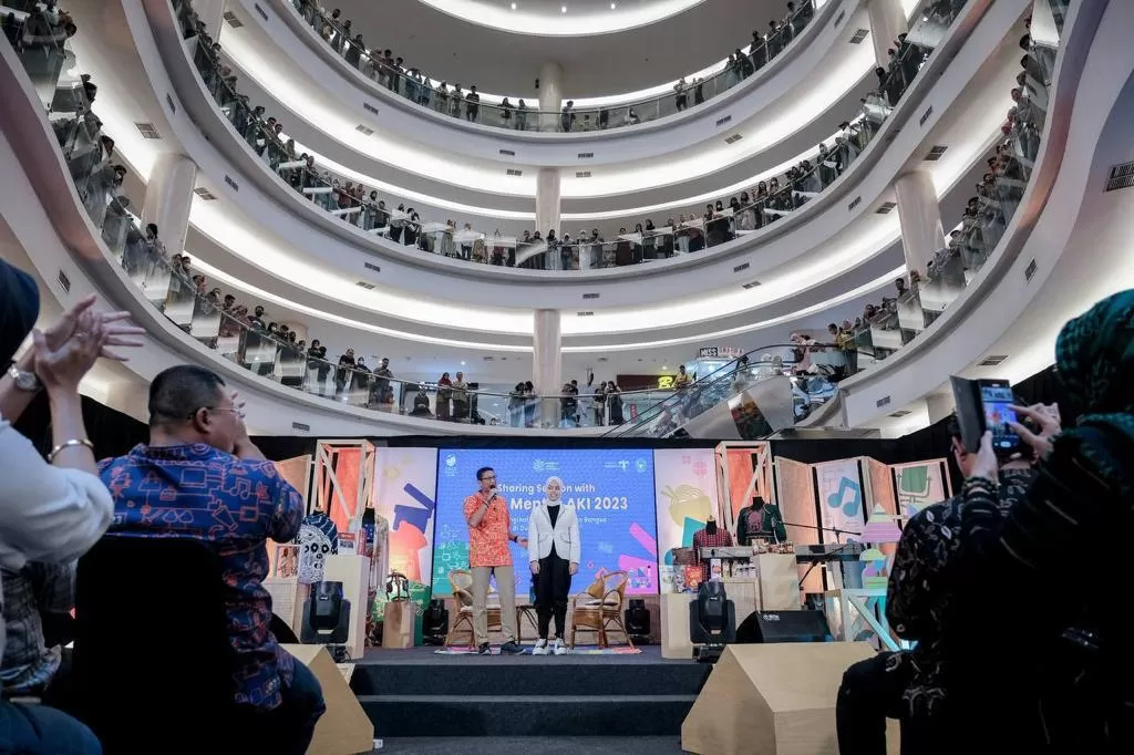 Menparekraf Sandiaga Uno berbincang dengan peserta AGT 2023 asal Indonesia Putri Ariani, di pameran UMKM Apresiasi Kreasi Indonesia 2023, RITA Mall Purwokerto, Jawa Tengah, Sabtu (11/6/2023). Foto: Kemenparekraf