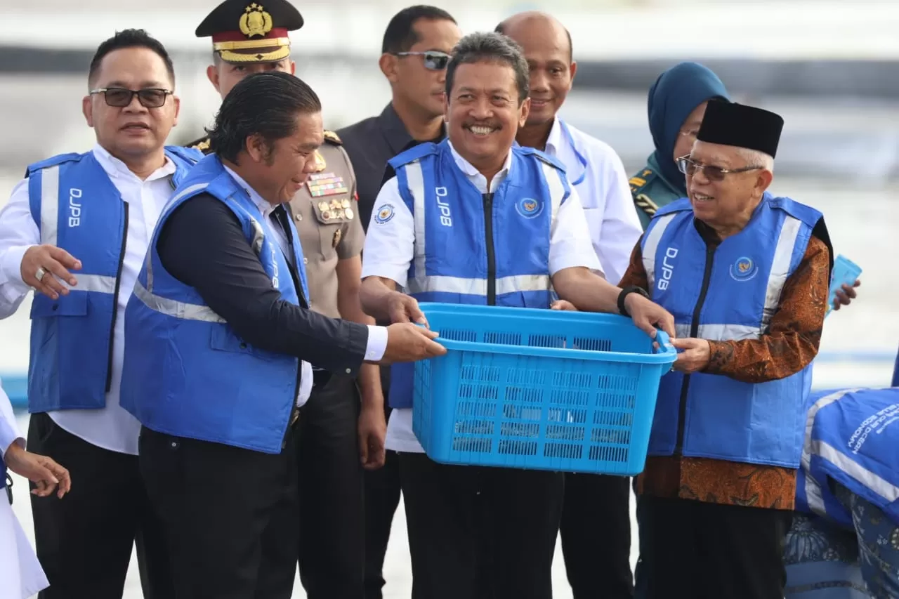 Wakil Presiden RI Ma'ruf Amin bersama Menteri Kelautan dan Perikanan Sakti Wahyu Trenggono melakukan panen udang vannamei di lokasi Budidaya Udang Berbasis Kawasan (BUBK) di Kebumen, Jawa Tengah, Senin (26/6/2023). foto: ist