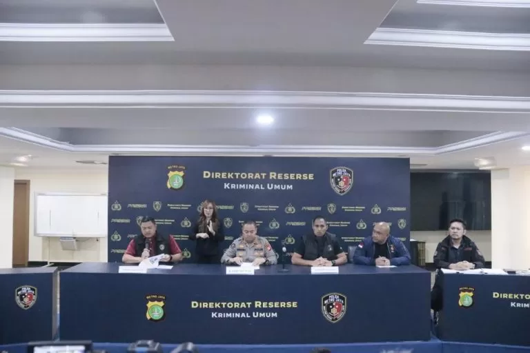 Penyidik Polda Metro Jaya telah menyita lebih dari 20 barang dari dua lokasi yang sempat ditinggali tersangka penipuan berkedok reseller iPhone, Si Kembar Rihana-Rihani. Foto: Polri