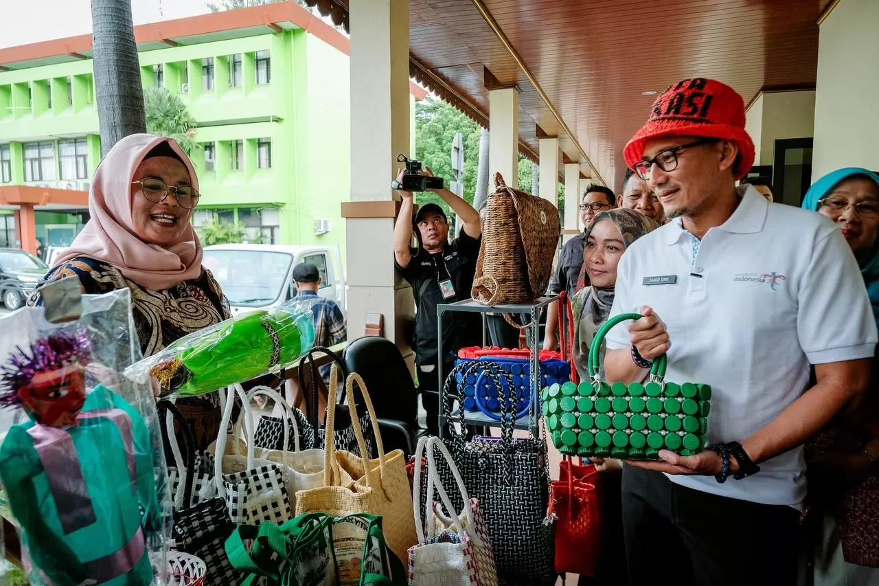 Menparekraf Sandiaga  mendorong para pelaku UMKM dan pelaku ekonomi kreatif (ekraf) memanfaatkan potensi wisata bisnis atau wisata MICE yang ada di Kota Bekasi, Jawa Barat. foto: ist