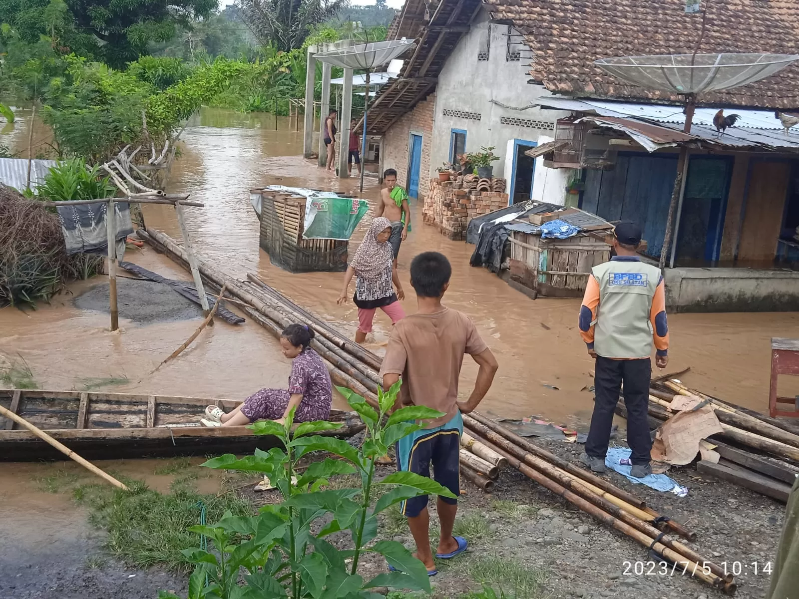 Tim BPBD Kabupaten OKU Selatan melakukan kaji cepat di lokasi terdampak banjir bandang Kabupaten OKU Selatan, Rabu (5/7/2023). Foto: BPBD Kabupaten OKU Selatan