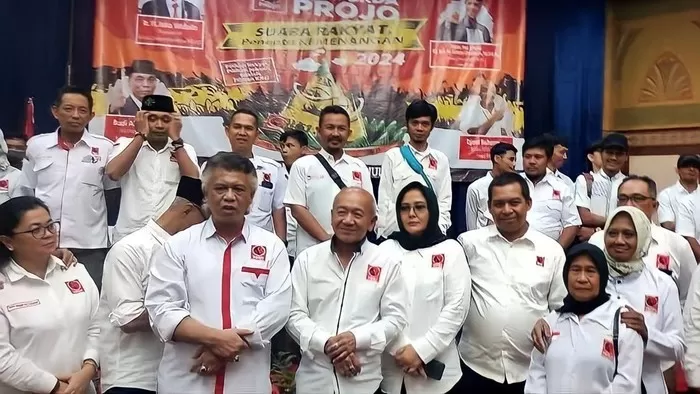 Relawan Projo jabar sepakat mengusulkan pasangan Prabowo Subianto-Airlangga Hartarto sebagai bakal capres dan cawapres, di Bandung, Minggu (9/7/2023). Foto: Ist 