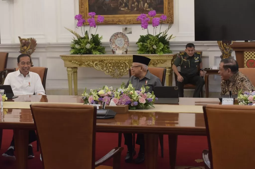 Presiden Jokowi, Wapres Ma’ruf Amin, dan Seskab Pramono Anung berbincang sebelum Ratas Peningkatan Produksi dan Hilirisasi Produk Pangan, di Istana Merdeka, Jakarta, Senin (10/7/2023). foto: ist  