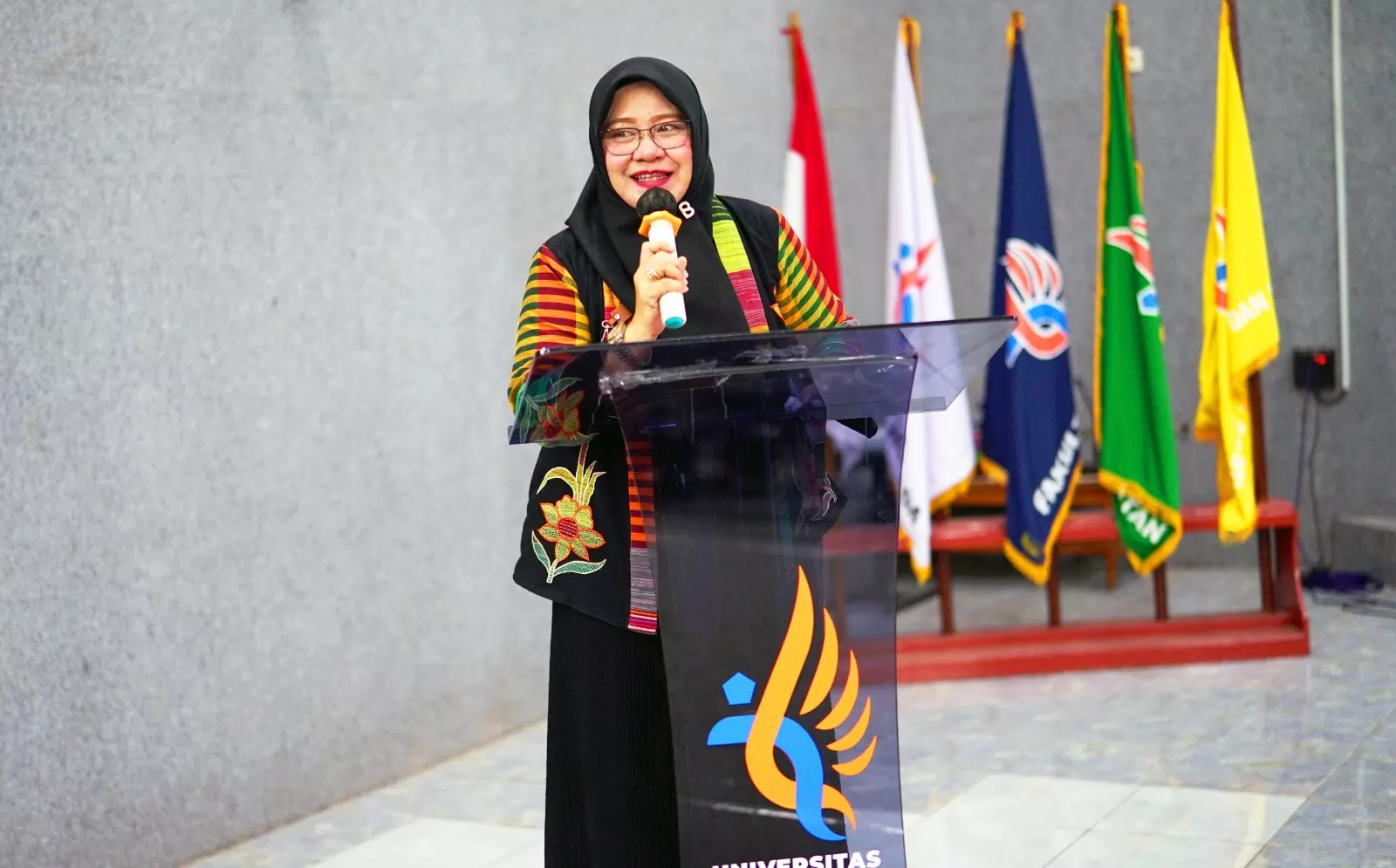 Dr. Ummy Mardiana, M.Si. Wakil Rektor 1 Bidang Akademik Universitas Bakti Tunas Husada Tasikmalaya memberikan sambutan pada Kopdar UMKM dan Penandatanganan MoU