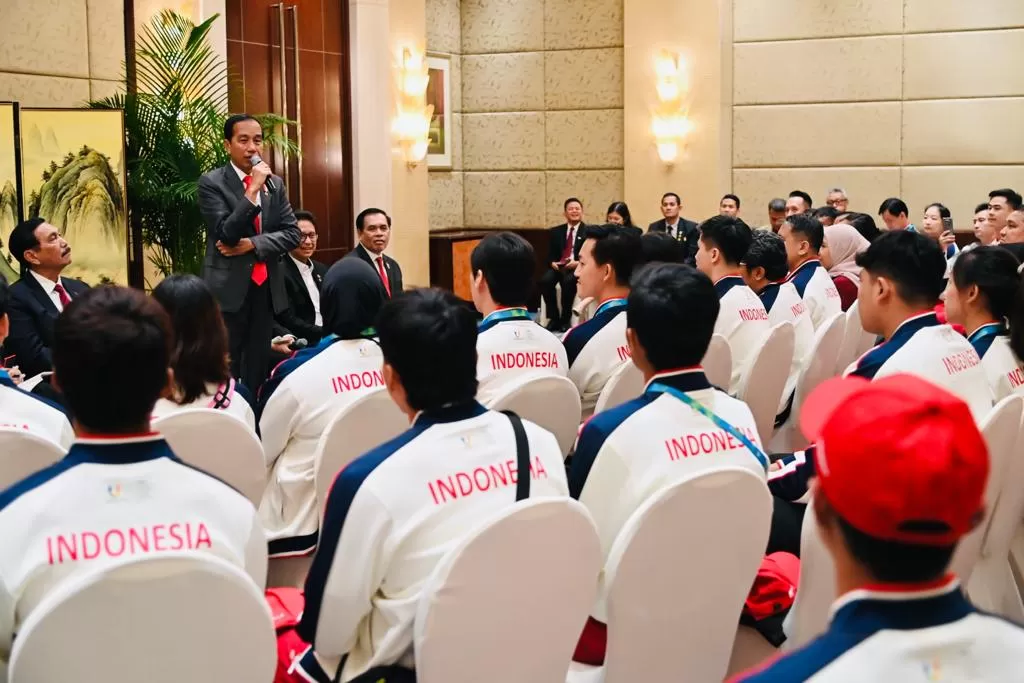 Presiden Jokowi memberikan semangat kepada para atlet yang akan bertanding dalam FISU World University Game, Jumat (28/7/2023), di Hotel Shangri-La, Chengdu, RRT. foto: ist