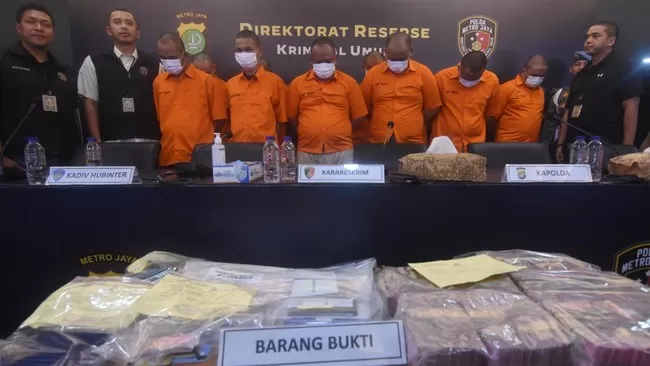 Para tersangka perkara Tindak Pidana Perdagangan Orang (TPPO) jaringan internasional Indonesia-Kamboja berupa penjualan organ tubuh di Polda Metro Jaya, Jakarta, Kamis (20/7/2023). foto: ist