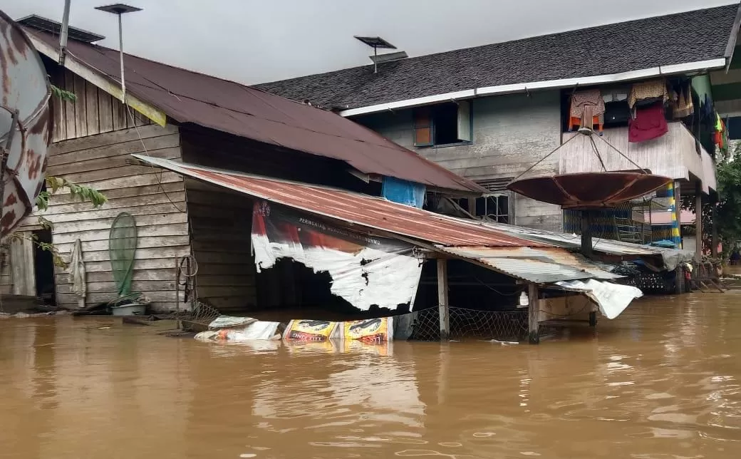 Permukiman warga terdampak banjir di wilayah Kabupaten Kapuas, Provinsi Kalimantan Tengah, Senin (10/7/2023). Foto: BNPB