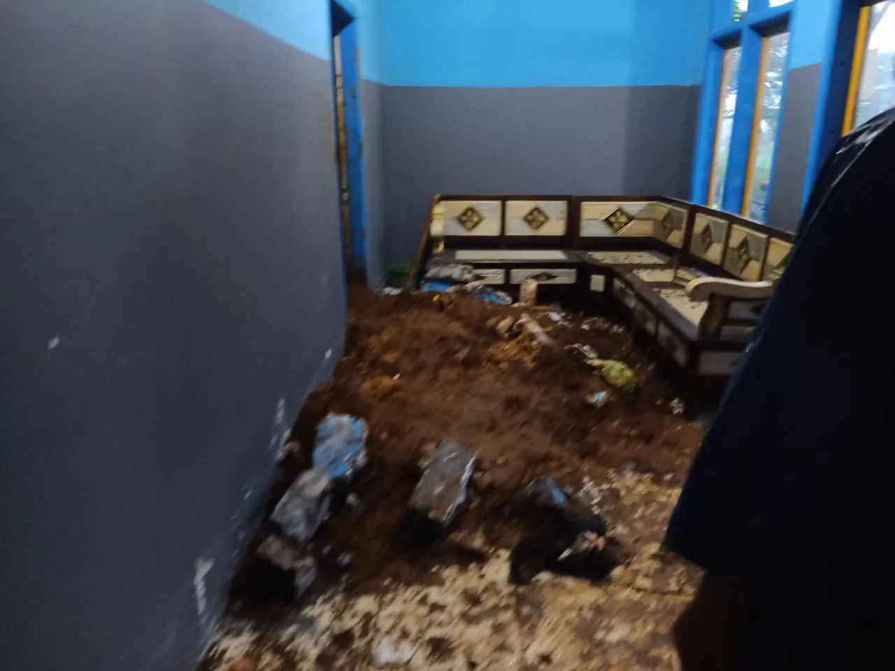 Kondisi rumah warga yang tertimbun longsor dari arah dapur, kamar tidur hingga ruang tamu di Dusun Sriti, Desa Sumberurip, Kecamatan Pronojiwo, Lumajang, Jawa Timur, Jumat (7/7/2023). Foto: BPBD Kabupaten Lumajang