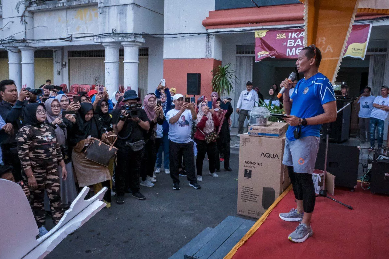 Menparekraf Sandiaga Salahuddin Uno menyerahkan bantuan pemerintah kepada pelaku UMKM Akademi Melayu Dermawan Batam, Batam, (29/7/2023). foto: ist