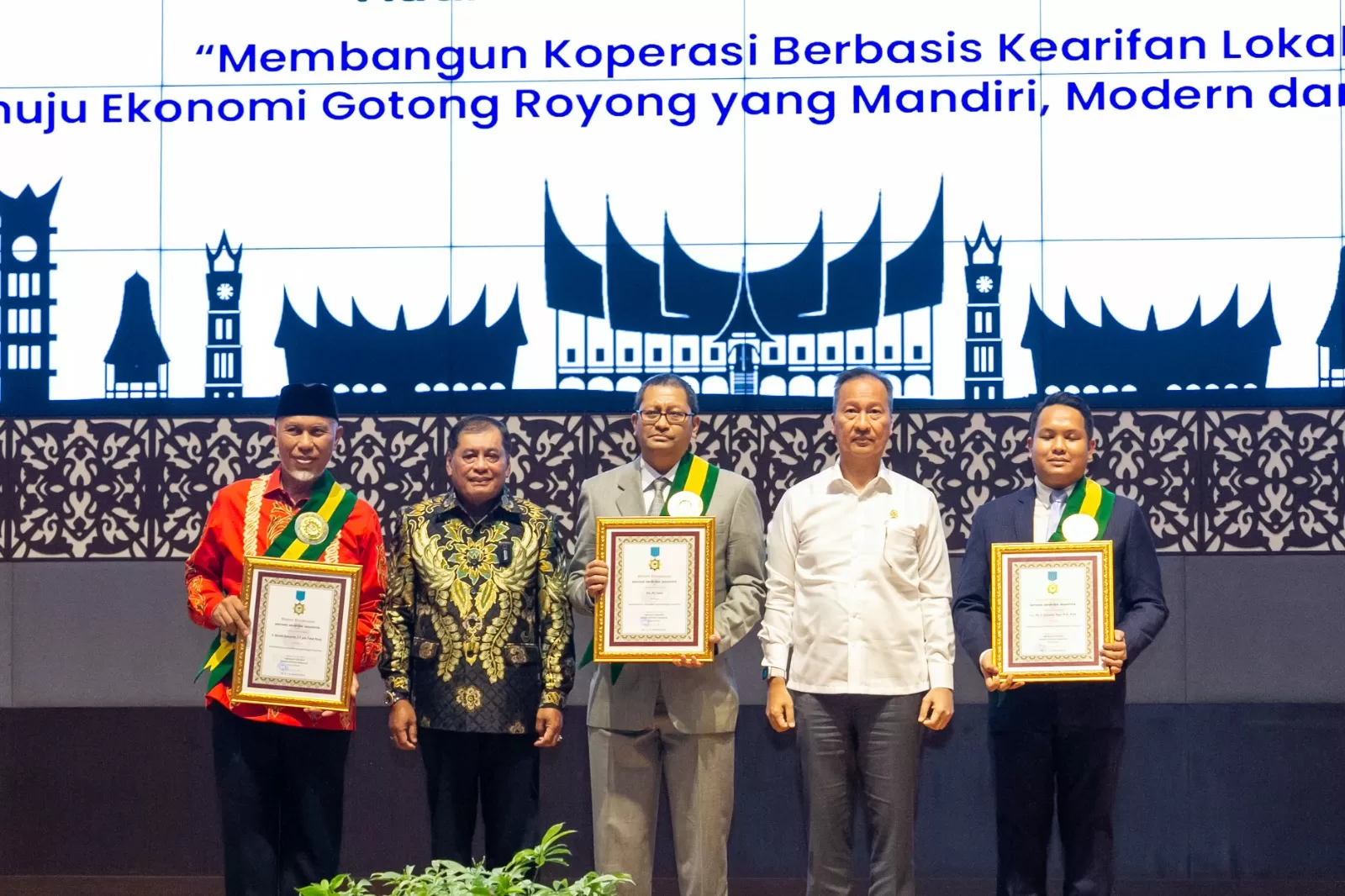 Menperin Agus Gumiwang Kartasasmita menghadiri Puncak Peringatan Hari Koperasi Nasional (Harkopnas) Ke-76 di Kota Padang, Sumatera Barat, Minggu (23/7/2023). foto: ist