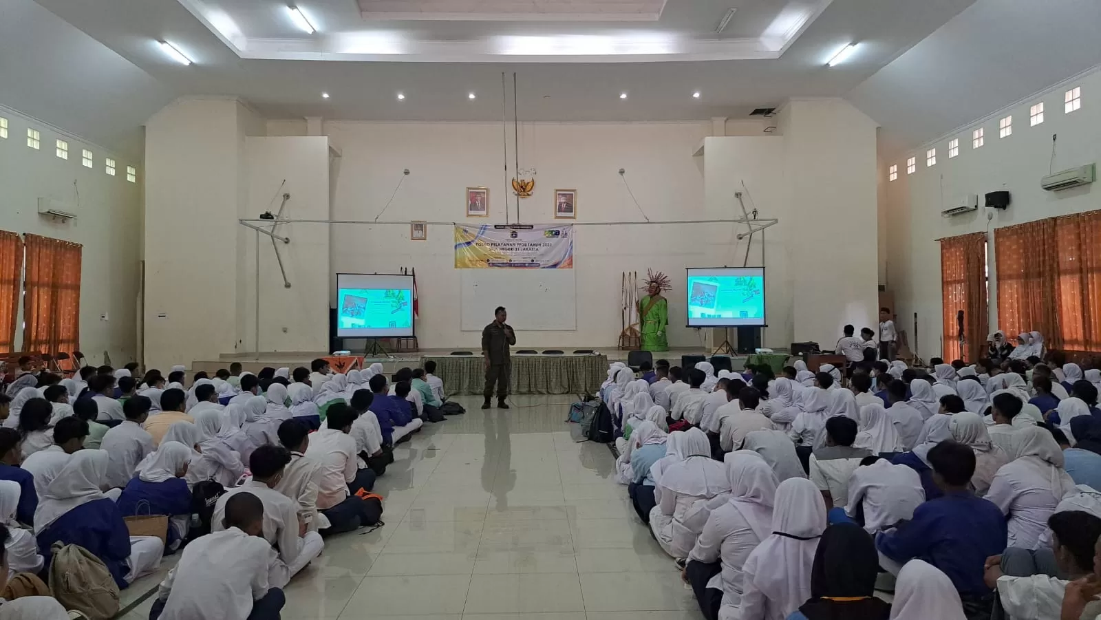 Siswa SMAN 31 Jakarta mendengarkan penyuluhan Pengurangan Risiko Bencana di siswi ajaran baru Tahun 2023, Jumat (14/7/2034). Foto: Pusdiklat BNPB
