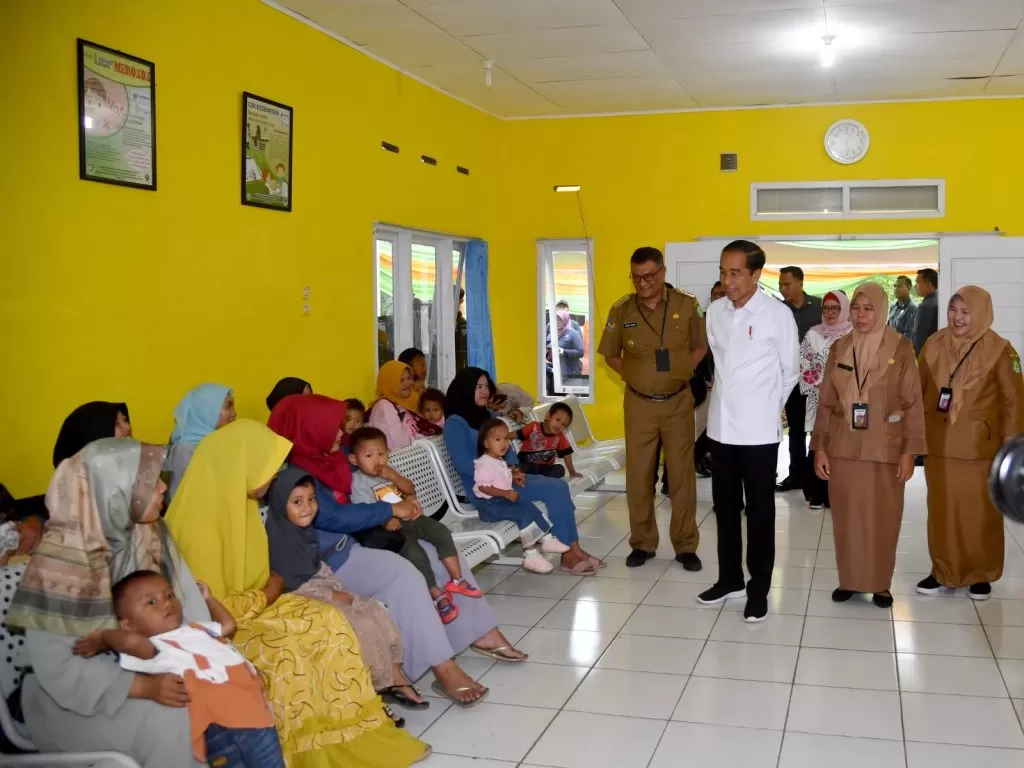 Presiden Jokowi bersama Ibu Iriana Jokowi meninjau kegiatan upaya penurunan stunting di Puskesmas Srikuncoro, Bengkulu Tengah, Bengkulu, Kamis (20/7/2023).  foto: ist