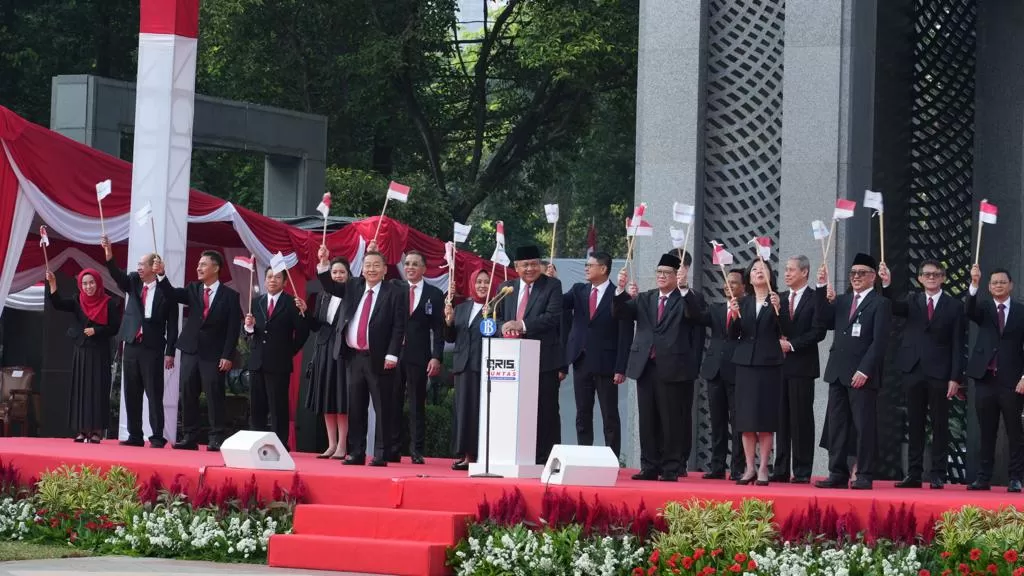 Gubernur BI, Perry Warjiyo meluncurkan standar nasional bagi fitur baru QRIS untuk transaksi tarik tunai, transfer, dan setor tunai atau QRIS TUNTAS, Kamis (17/8/2023) di Jakarta. foto: ist