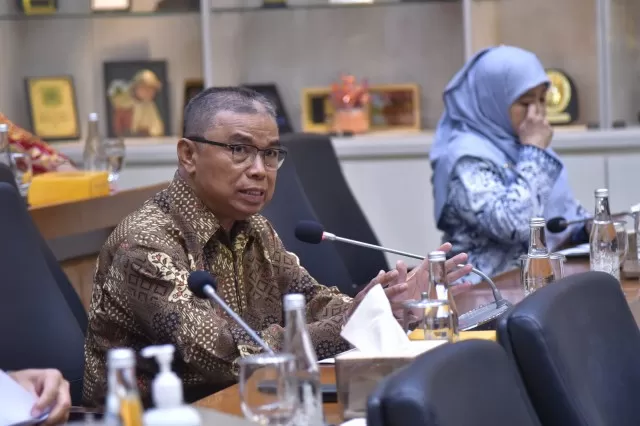 Anggota Baleg DPR RI Hermanto menyampaikan agar wacana pembentukan Badan Usaha Khusus (BUK) Migas haruslah dicermati secara hati-hati. foto: ist