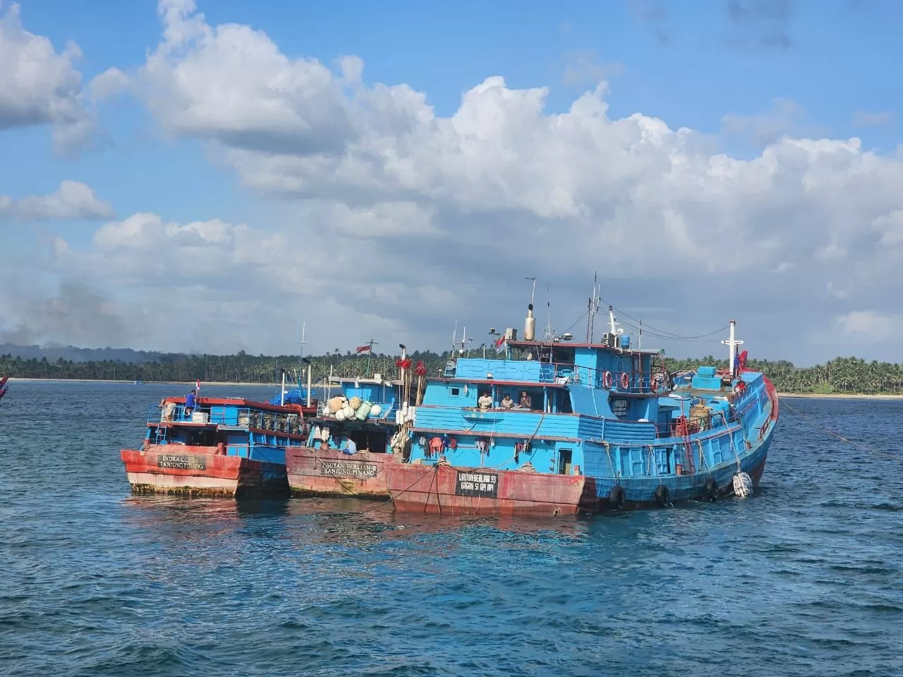 KKP berhasil menghentikan aksi 3 kapal perikanan yang diduga melakukan alih muatan (transhipment) hasil tangkapan ikan secara ilegal di WPPNRI–718 Perairan Kepulauan Aru. foto: ist