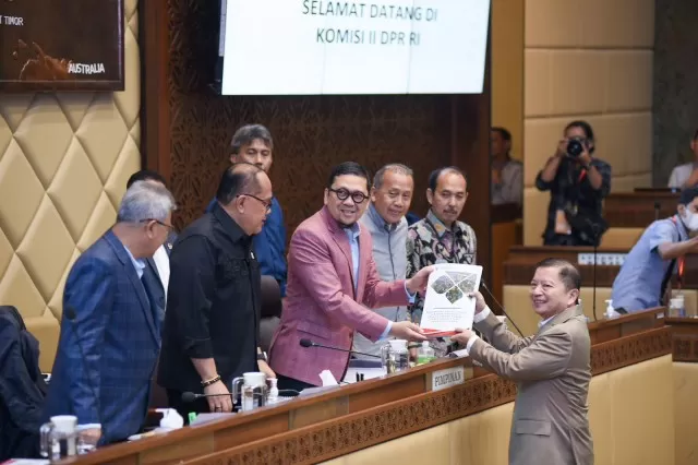 Ketua Komisi II DPR RI Ahmad Doli Kurnia memimpin rapat kerja Komisi II DPR bersama pemerintah  terkait revisi UU IKN sekaligus dilanjutkan dengan pembentukan panitia kerja (panja). foto: ist