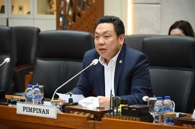 Wakil Ketua Komisi IX DPR RI Charles Honoris memimpin rapat audiensi dengan Pengurus Pusat Perhimpunan Dokter Paru Indonesia (PDPI) di ruang rapat Komisi IX, Nusantara I, Senayan, Jakarta. foto: ist